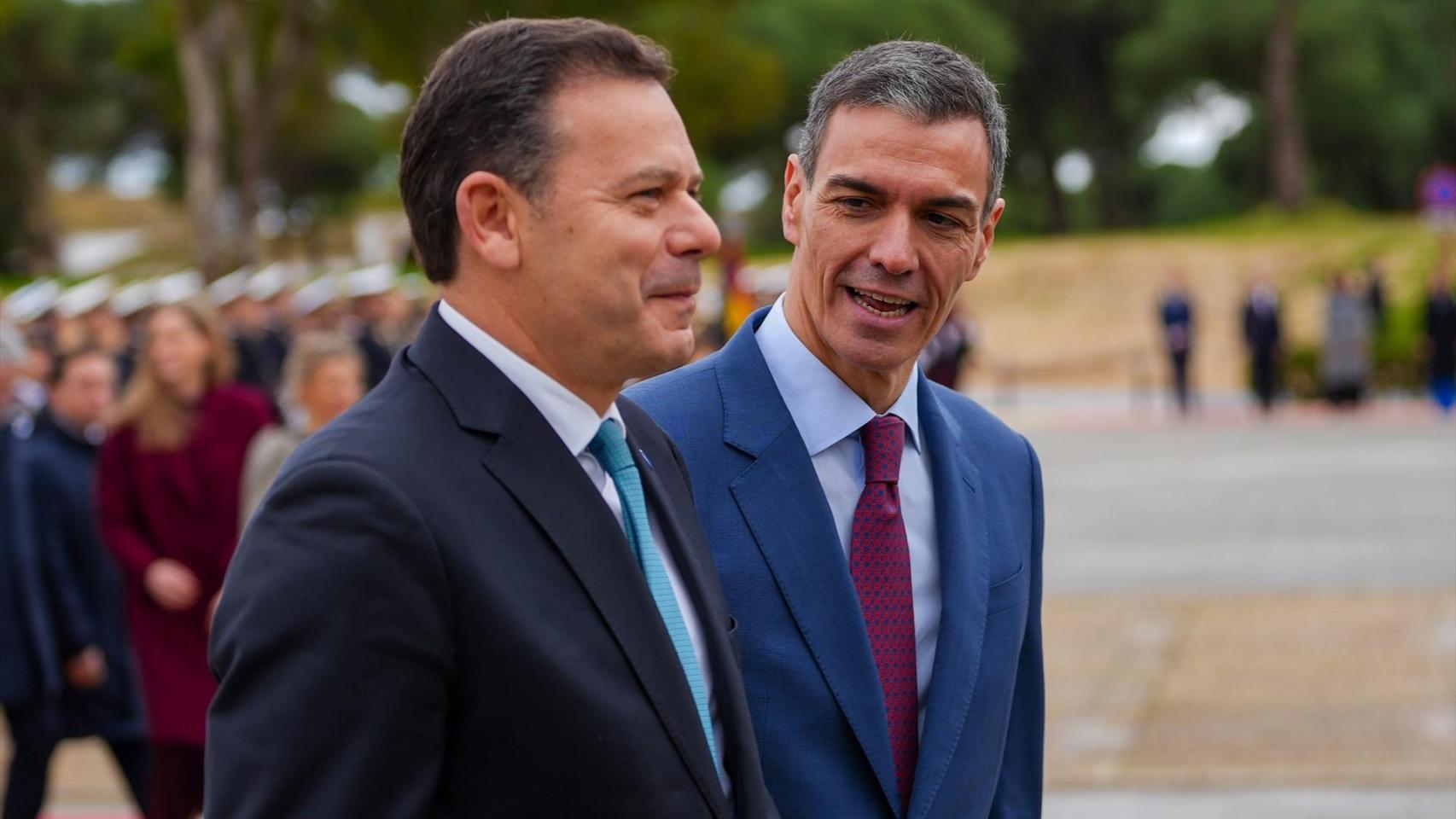 Pedro Sánchez, este viernes junto al primer ministro de Portugal, Luis Montenegro, en Palos de la Frontera (Huelva).