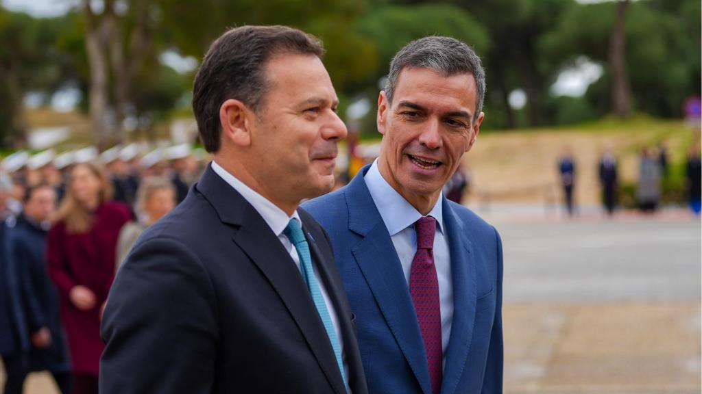 Pedro Sánchez, junto al primer ministro de Portugal, Luis Montenegro, en Palos de la Frontera (Huelva).