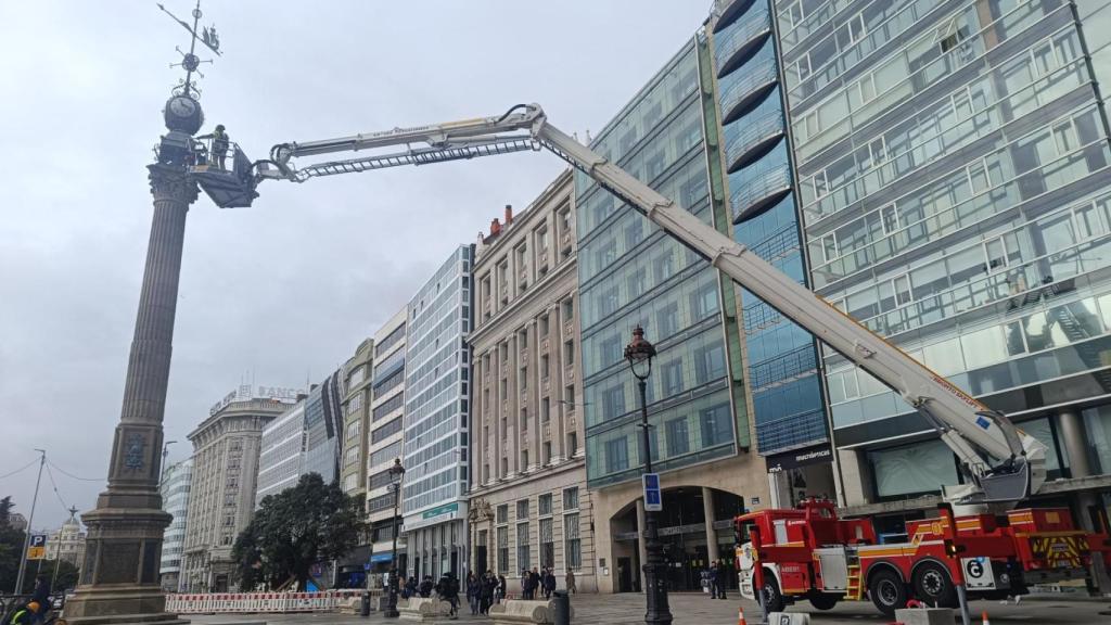 Técnicos municipales toman muestras del Obelisco de cara a su restauración.