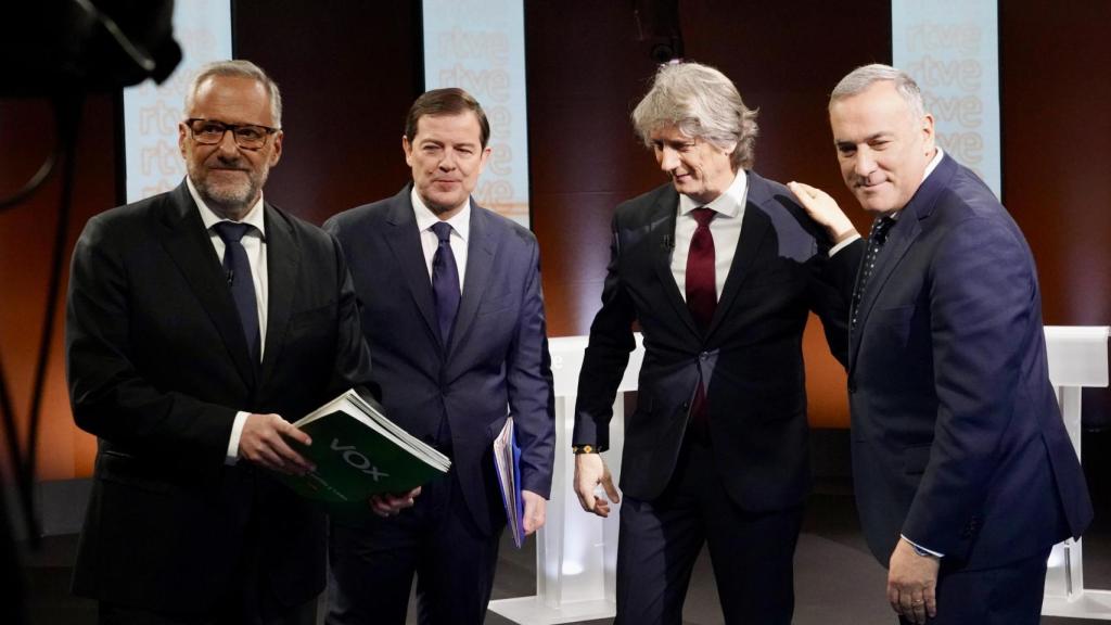 Los candidatos a la Presidencia de la Junta Carlos Pollán (Vox); Alfonso Fernández Mañueco (PP) y Carlos Martínez (PSOE) en el primer debate de las elecciones autonómicas junto al periodista Xabier Fortés