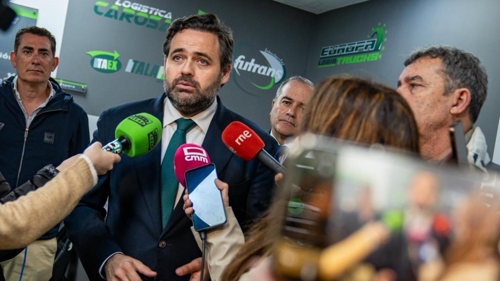Paco Núñez durante su visita a 'Carosan', empresa logística instalada en Talavera de la Reina.