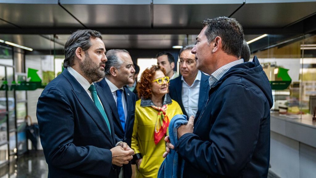 Paco Núñez junto a José Julián Gregorio durante su visita a 'Carosan', empresa logística instalada en Talavera de la Reina.