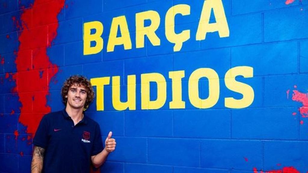 Griezmann posa con un mural de Barça Studios.
