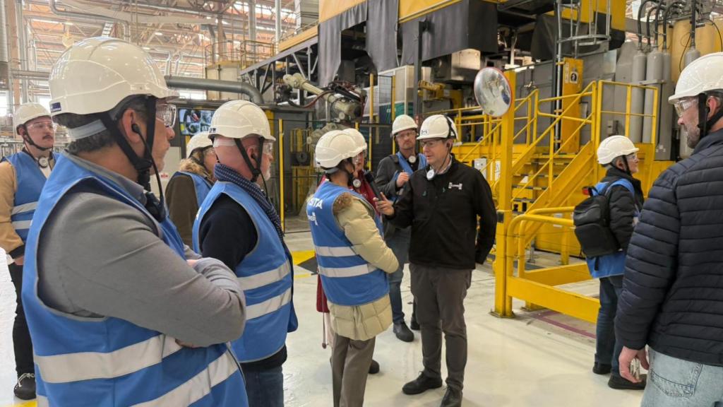 Los corresponsales extranjeros pudieron comprobar in situ como es el proceso de fundición de aluminio para cárter de Horse