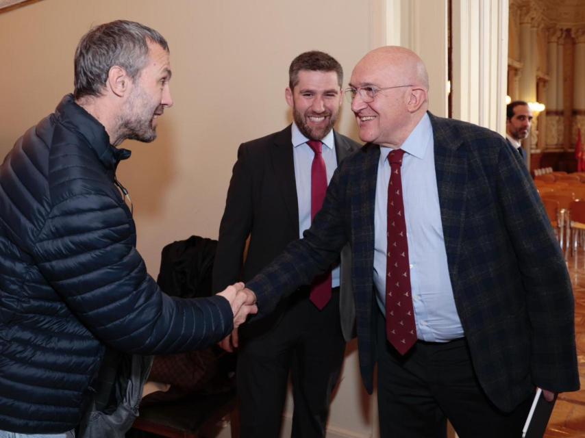Jesús Julio Carnero saluda a Hernán Dobry, corresponsal argentino de medios como Infobae, ante la mirada del concejal Francisco Blanco en la presentación de Valladolid Now a la prensa extranjera