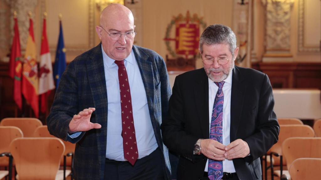 Jesús Julio Carnero y Carlos Magdaleno en su llegada a la presentación de Valladolid Now a corresponsables extranjeros