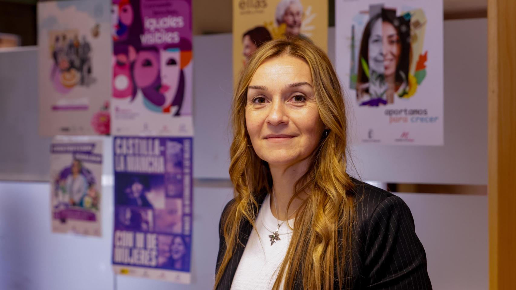 Teresa López Tomé posa para EL ESPAÑOL de Castilla-La Mancha en la sede del Instituto de la Mujer, en los soportales de la plaza de Zocodover de Toledo, donde también se encuentra la biblioteca feminista y centro de documentación Luisa Sigea.
