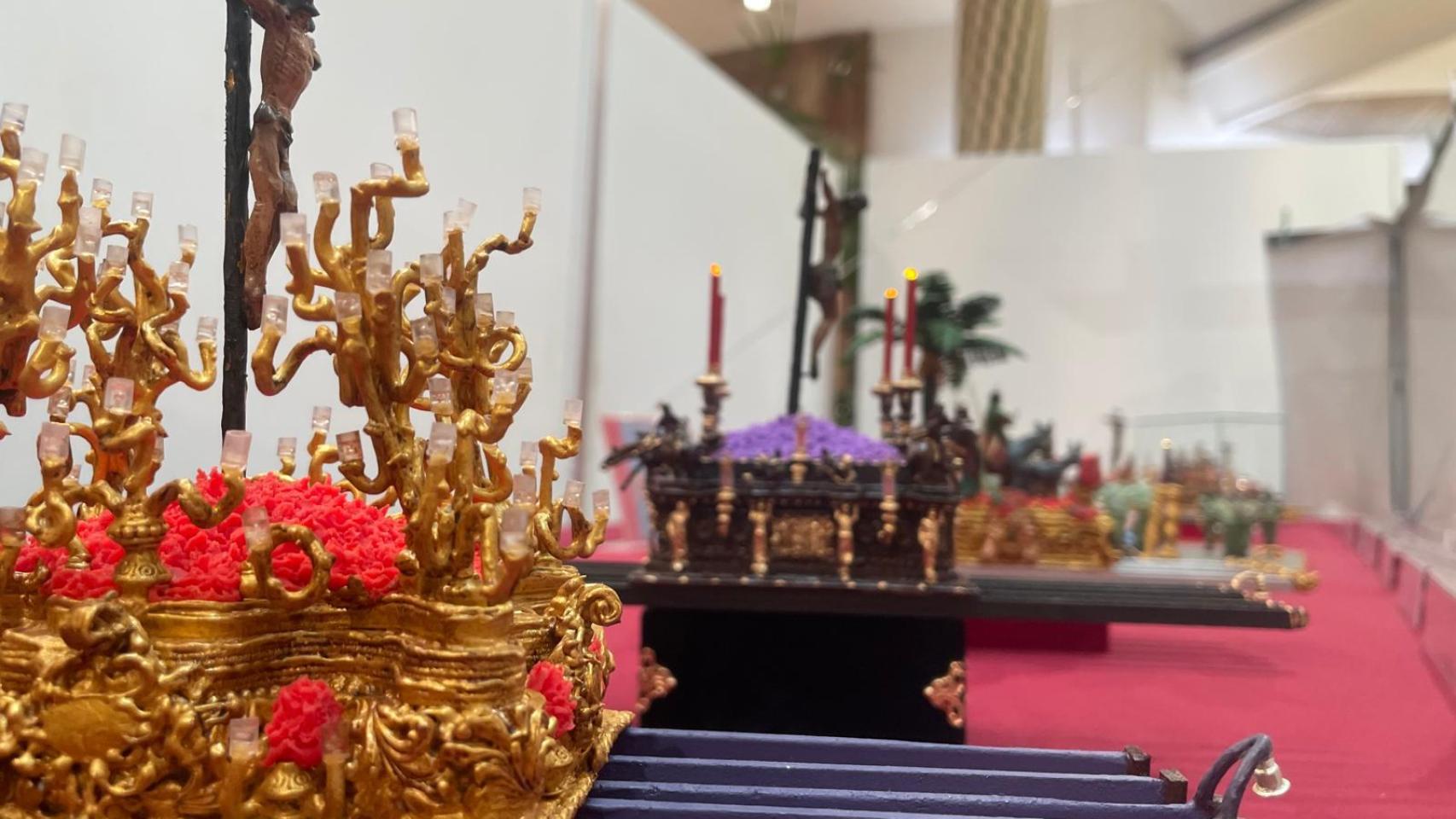 Varios de los tronos en miniatura expuestos en el centro comercial Rosaleda.