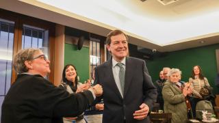 El presidente de la Junta y candidato del PP a la reelección, Alfonso Fernández Mañueco, durante un encuentro con alcaldes y concejales en el municipio salmantino de Peñaranda de Bracamonte, este viernes