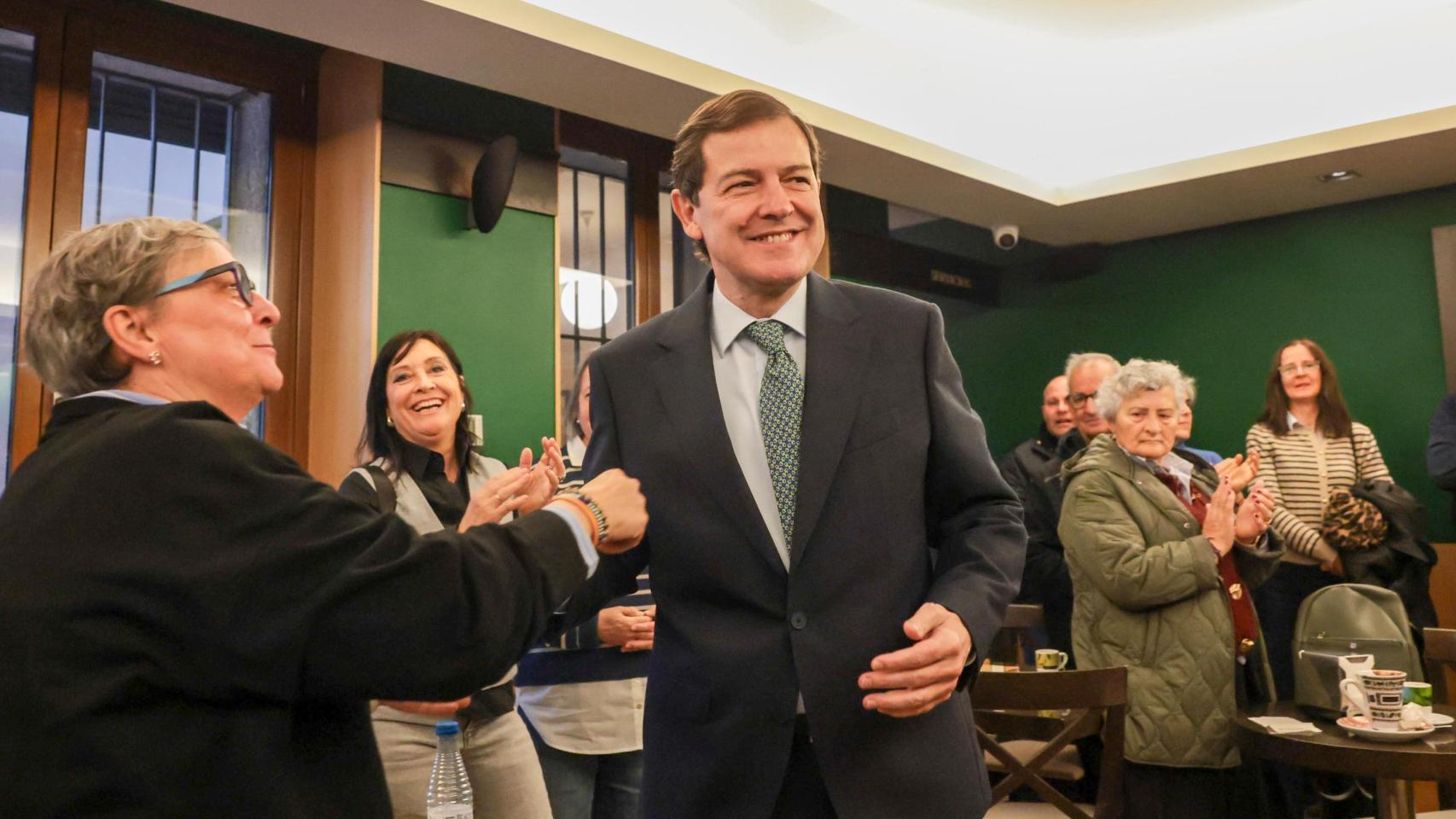 El presidente de la Junta y candidato del PP a la reelección, Alfonso Fernández Mañueco, durante un encuentro con alcaldes y concejales en el municipio salmantino de Peñaranda de Bracamonte, este viernes