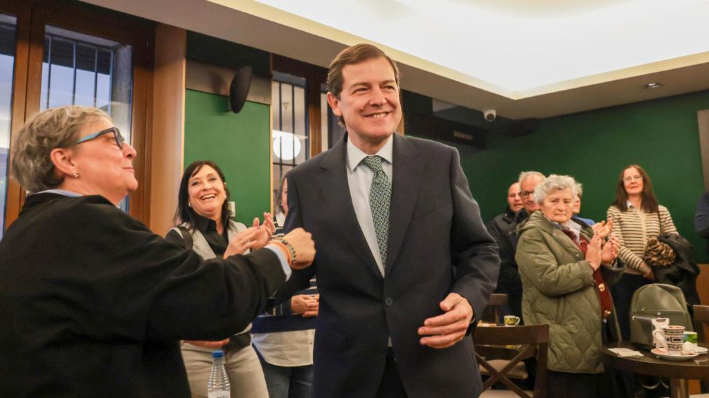 El presidente de la Junta y candidato del PP a la reelección, Alfonso Fernández Mañueco, durante un encuentro con alcaldes y concejales en el municipio salmantino de Peñaranda de Bracamonte, este viernes