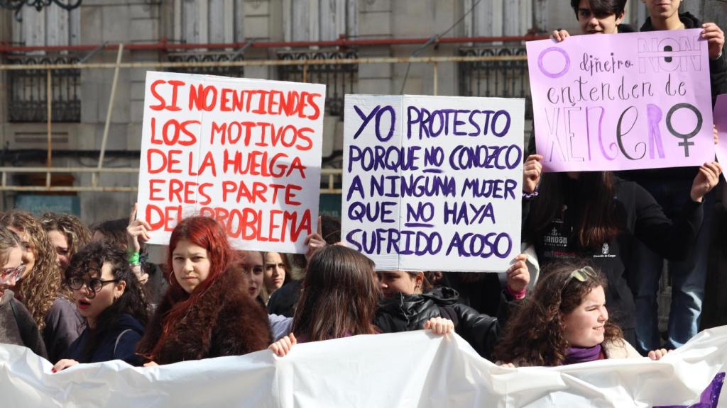 Pancartas de la concentración estudiantil por el 8M, en Vigo