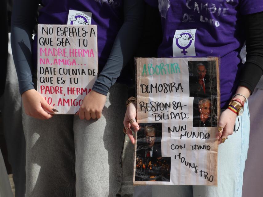 Pancartas de la concentración estudiantil por el 8M en Vigo