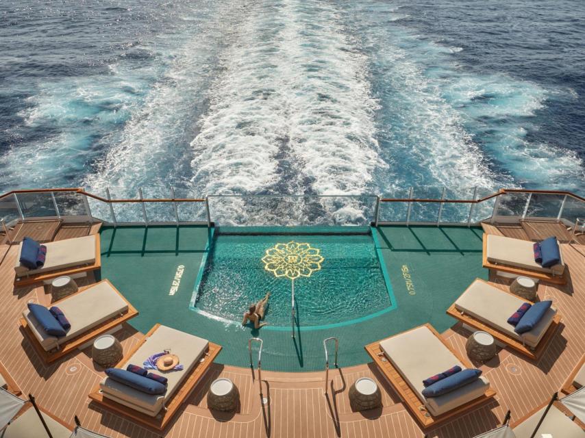 La piscina del barco de Explora Journeys.