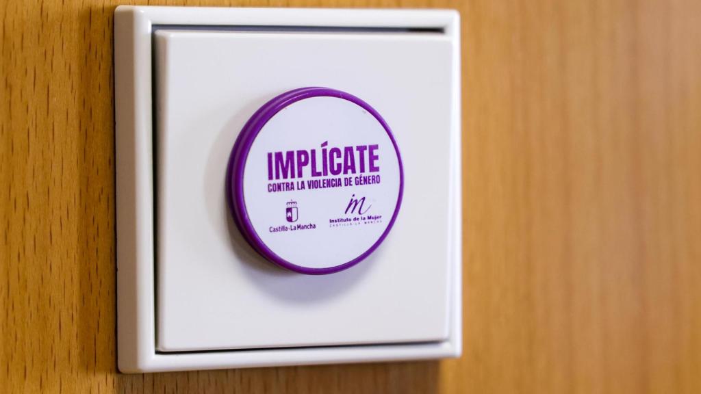 Los mensajes igualitarios, como este sobre la implicación contra la violencia de género, están en todos los rincones de la sede, también en los interruptores de la luz.