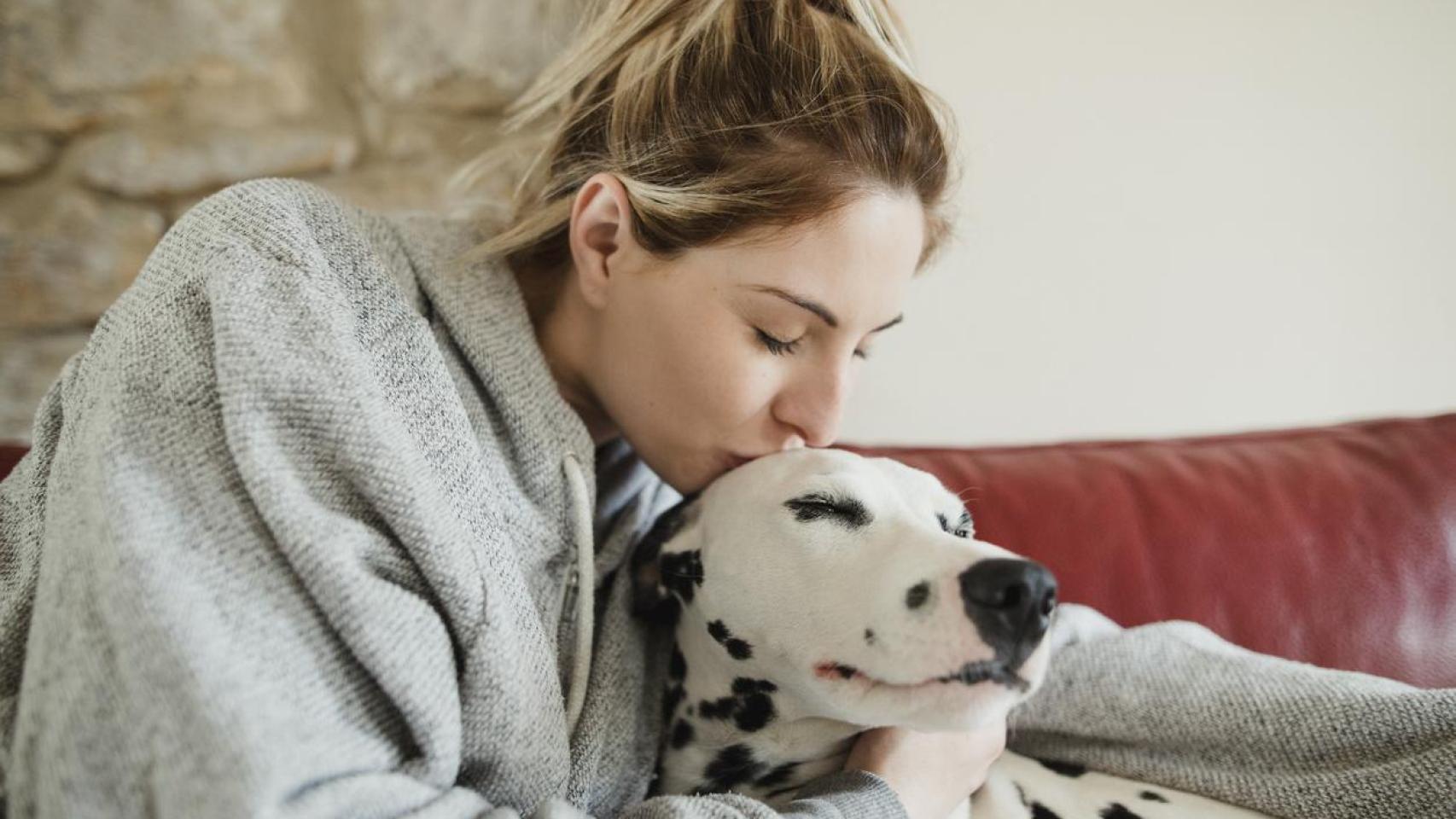 Una mujer con un dalmata