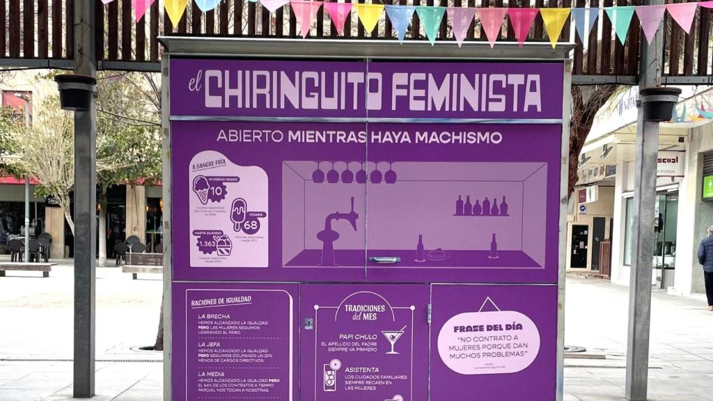 Imagen del 'Chiringuito feminista' en la Plaza de Castilla y León.