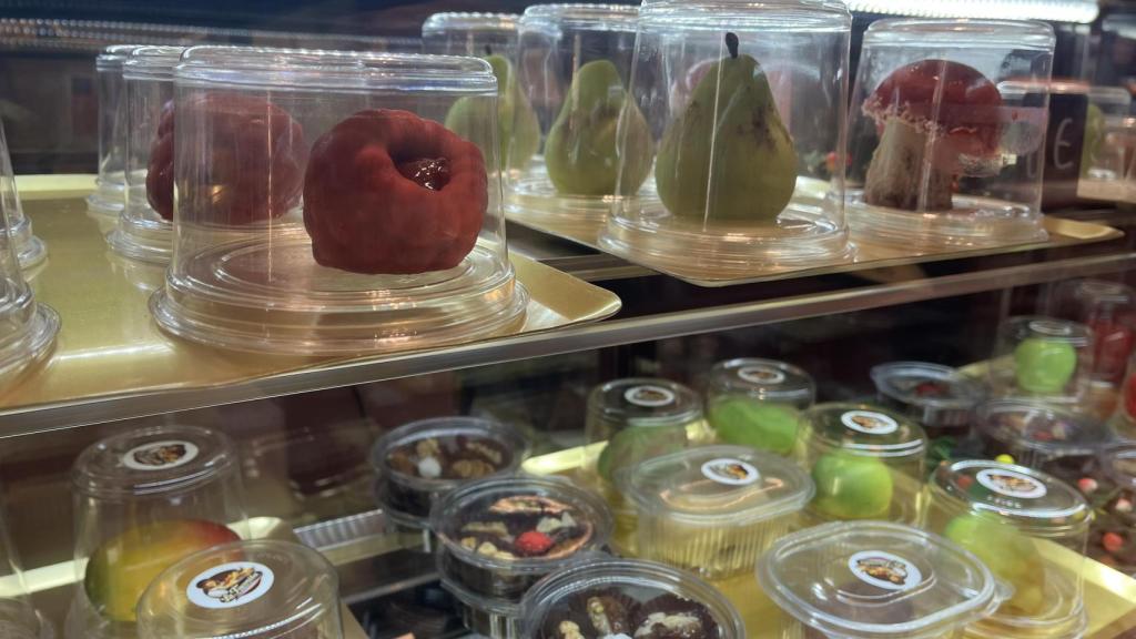 Algunos de los pasteles con forma de fruta que vende Fadela.