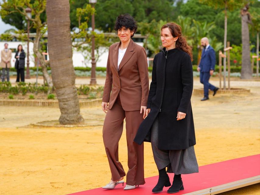 Elma Saiz y Mónica García, en Huelva.