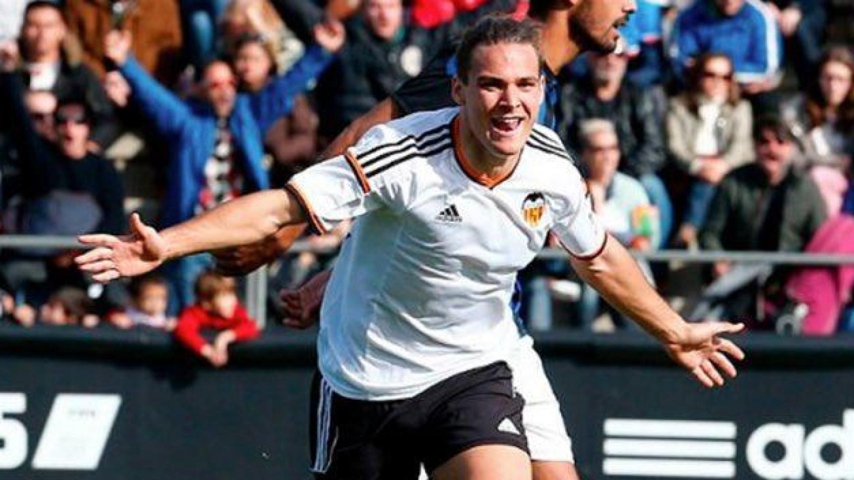 Carlos Carbonell, durante un partido con la cantera del Valencia.