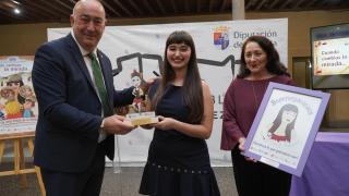 Lidia G.Merenciano con su título de Supersegoviana que le ha otorgado la Diputación de Segovia.