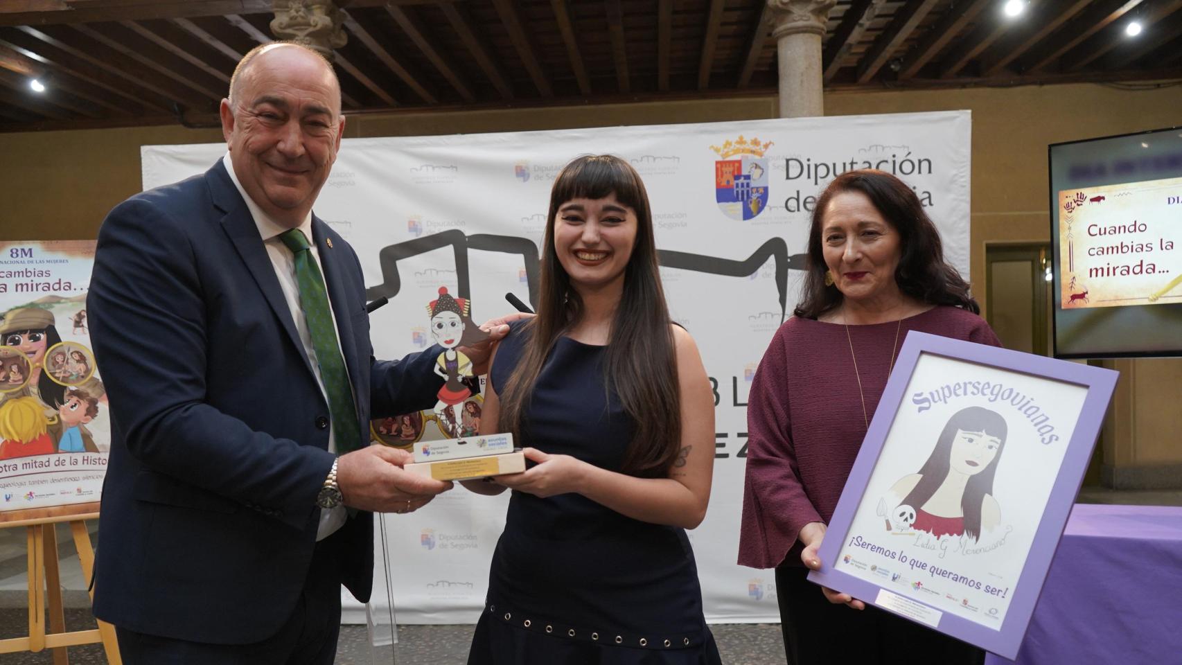 Lidia G.Merenciano con su título de Supersegoviana que le ha otorgado la Diputación de Segovia.