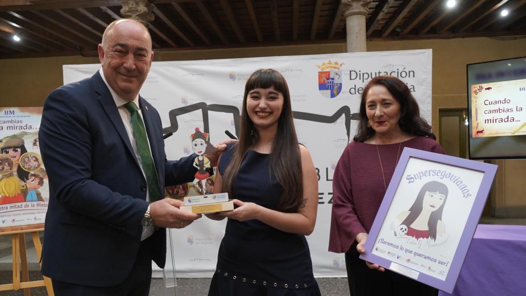 Lidia G.Merenciano con su título de Supersegoviana que le ha otorgado la Diputación de Segovia.