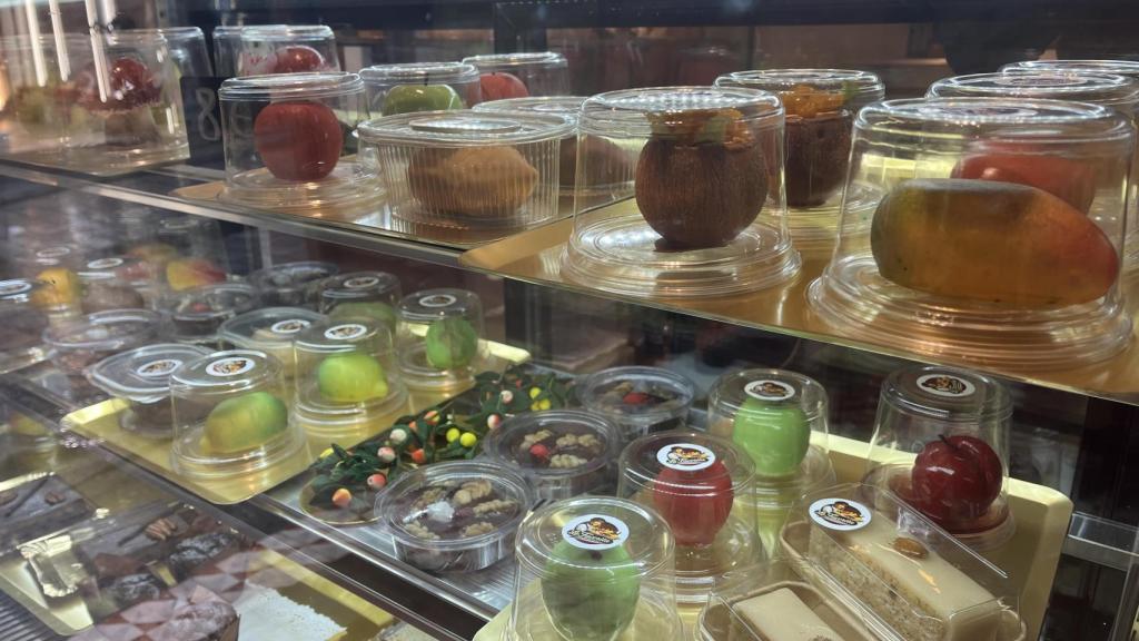 Algunos de estos dulces que simulan frutas que vende Fadela en Toledo.