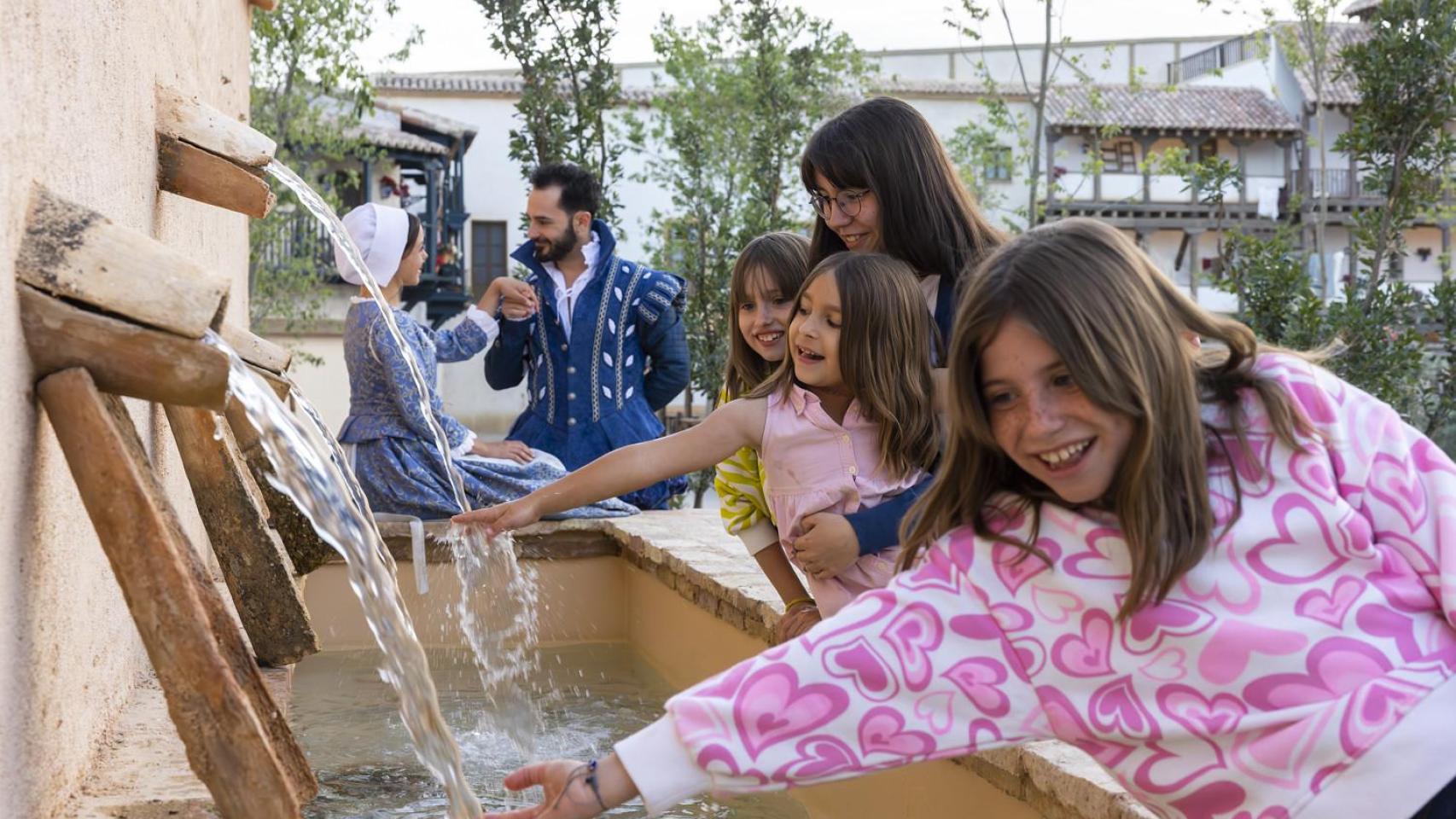 Varias niñas y dos actores en Puy du Fou España.