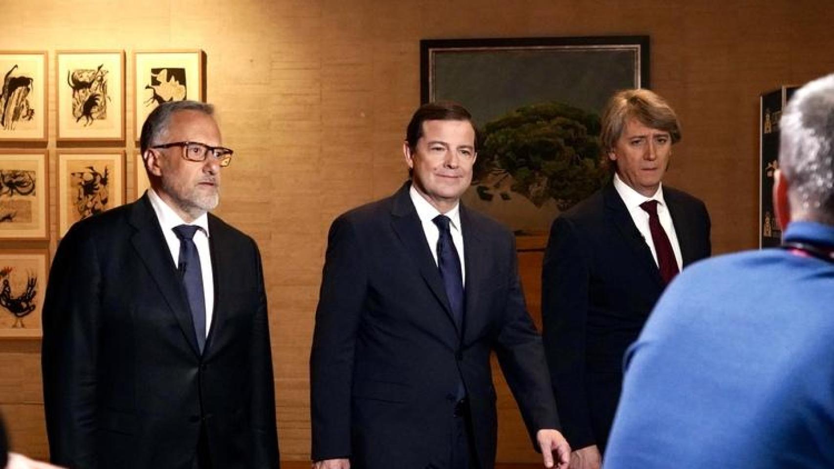 De izquierda a derecha: Carlos Pollán (Vox), Alfonso Fernández Mañueco (PP) y Carlos Martínez (PSOE) en el primer debate de este jueves.