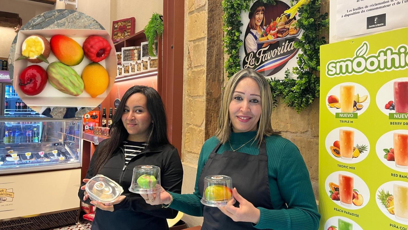 Fadela junto a su hija en la nueva pastelería que ha abierto en Toledo.