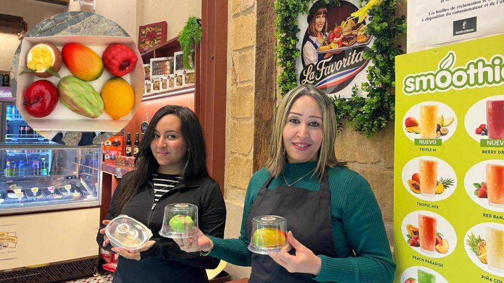 Fadela junto a su hija en la nueva pastelería que ha abierto en Toledo.