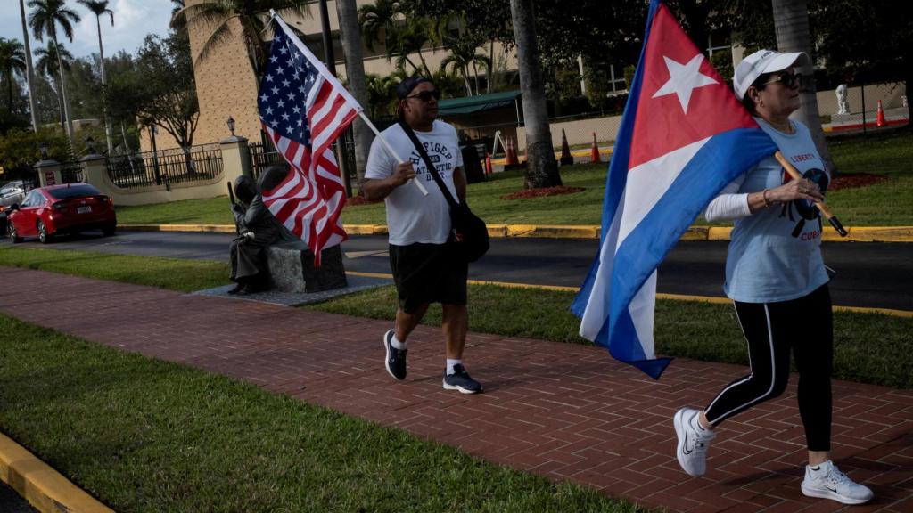 Protesters carry flags of the United States and Cuba, given the increase in tension between both countries.