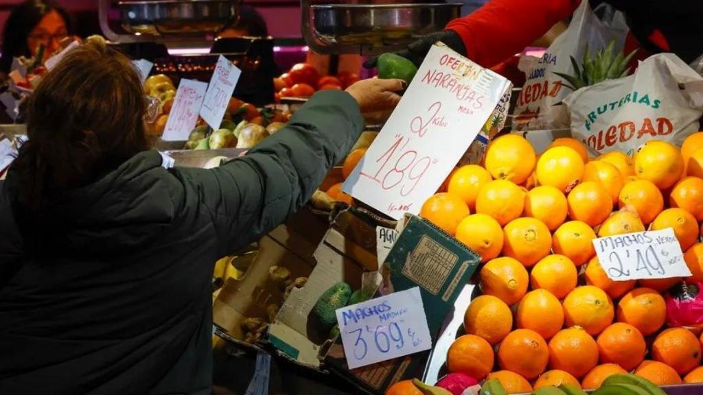 Cliente comprando alimentos en mercado