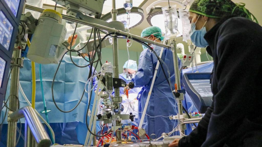 Equipo médico de La Fe durante un trasplante cardíaco.