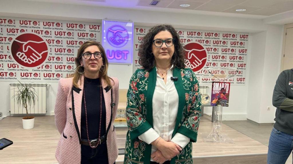 La vicesecretaria general de UGT, Lola Navarro (i), y la secretaria general de UGT en C-LM, Lola Alcónez .