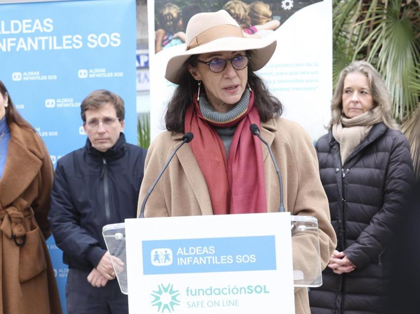 Claudia Stilianopoulos, en la inauguración de una de sus esculturas, el pasado enero.