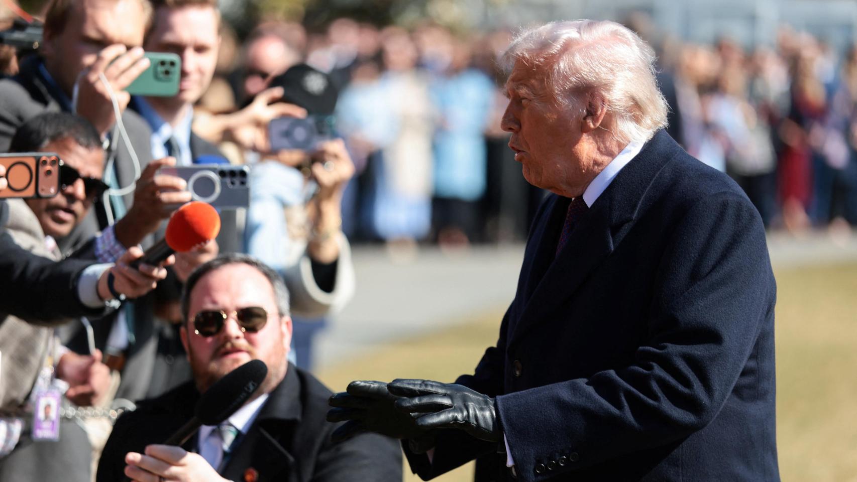 El presidente de EEUU, Donald Trump, habla con la prensa en los exteriores de la Casa Blanca.