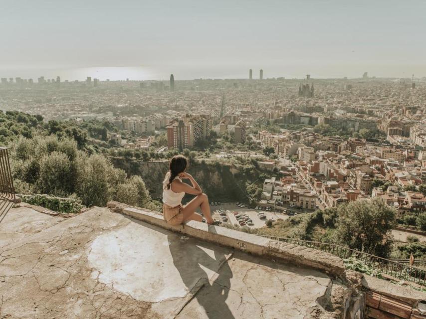 Una mujer observa el skyline de Barcelona.
