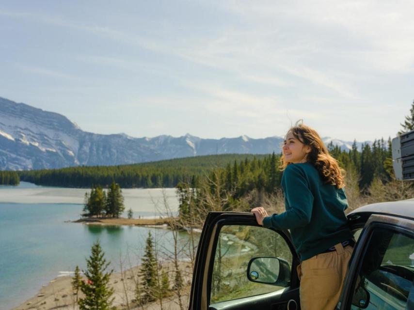 Mujer mirando el Lago Moraine durante un viaje.