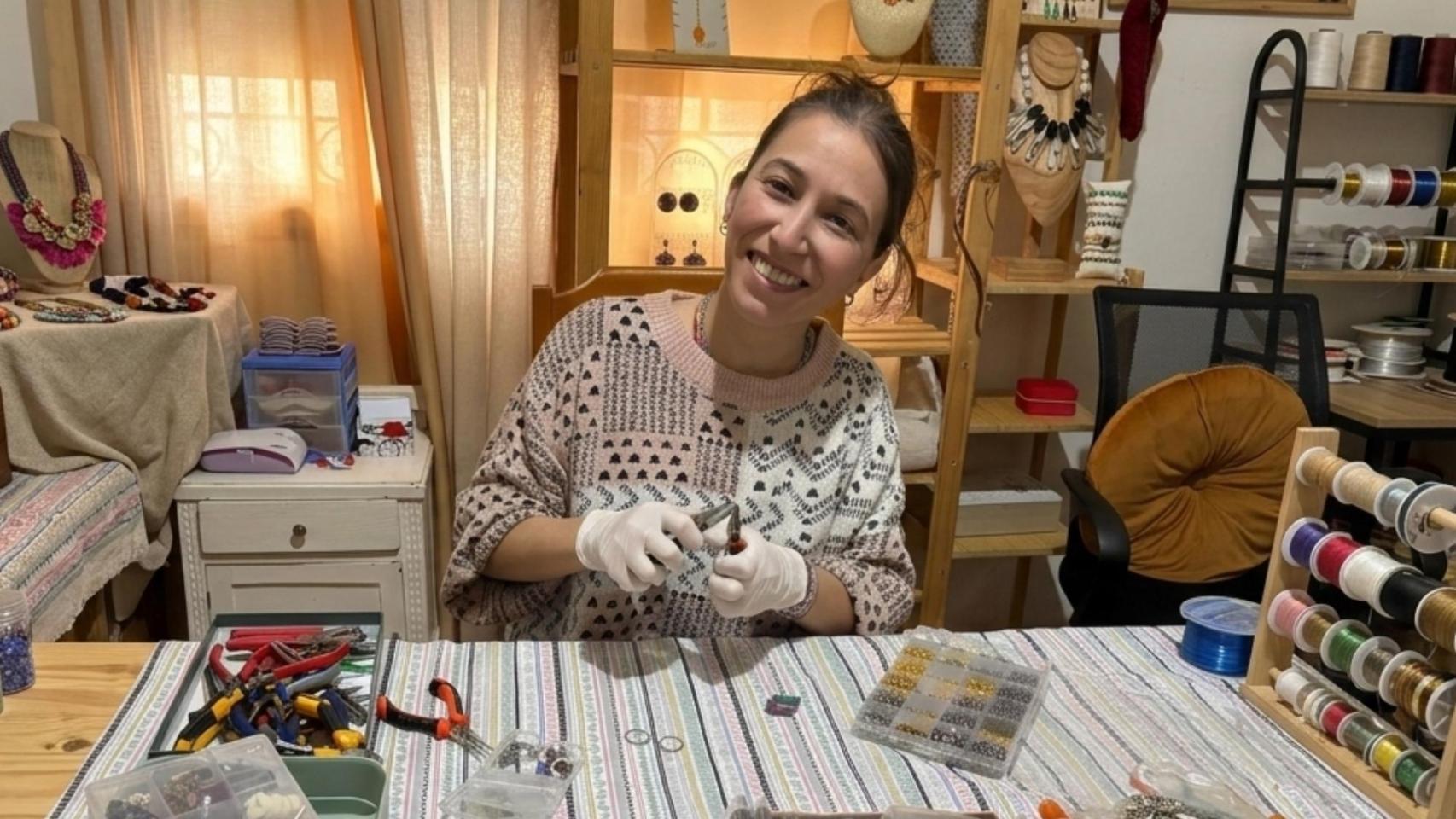 Isabel en su taller artesano.