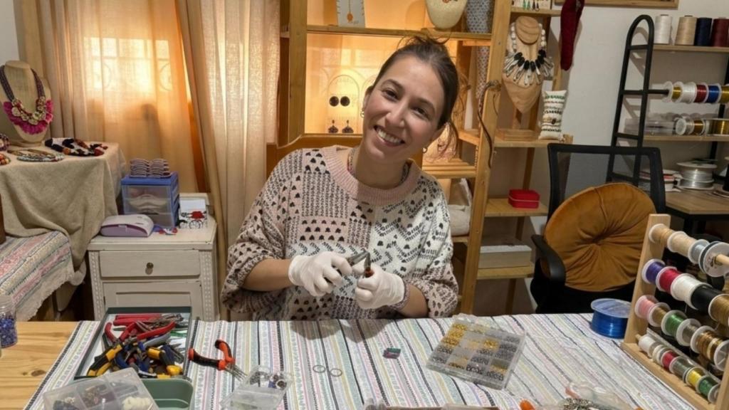 Isabel en su taller artesano.