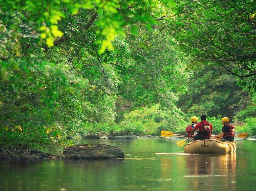 Haciendo rafting en Costa Rica.