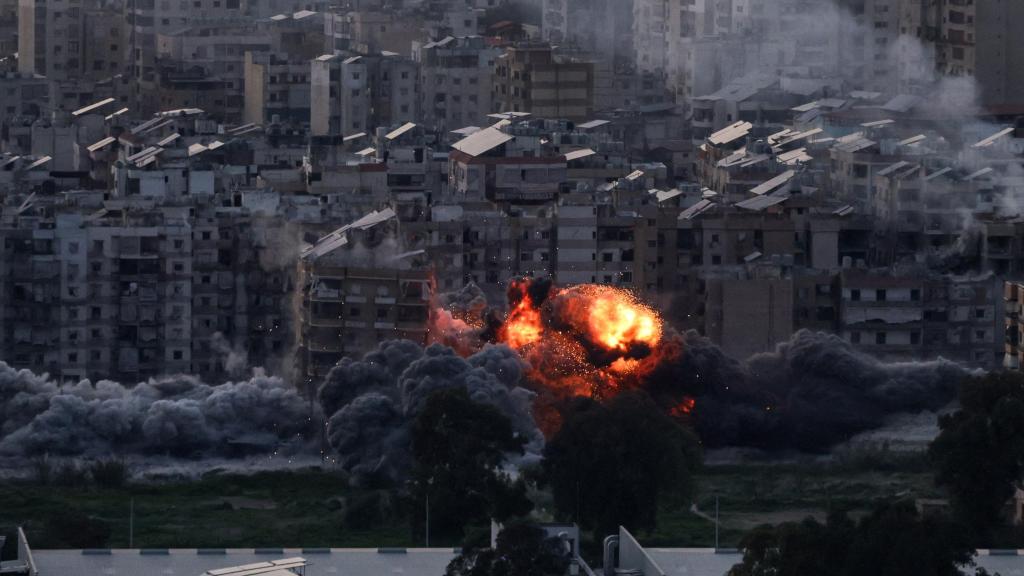 Una columna de humo se eleva tras un ataque israelí en los suburbios del sur de Beirut