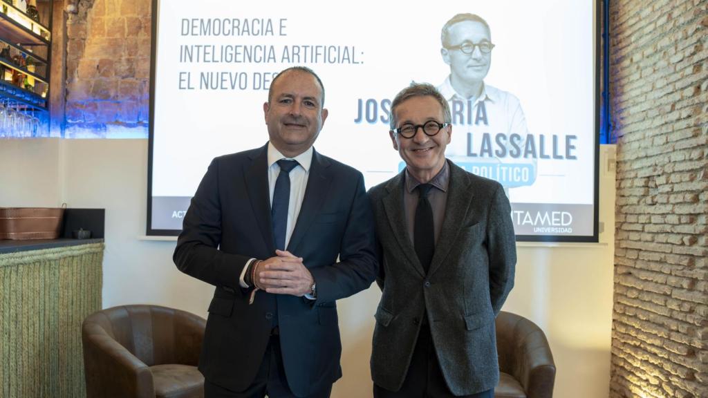 El periodista Manolo Castillo junto a José María Lassalle.