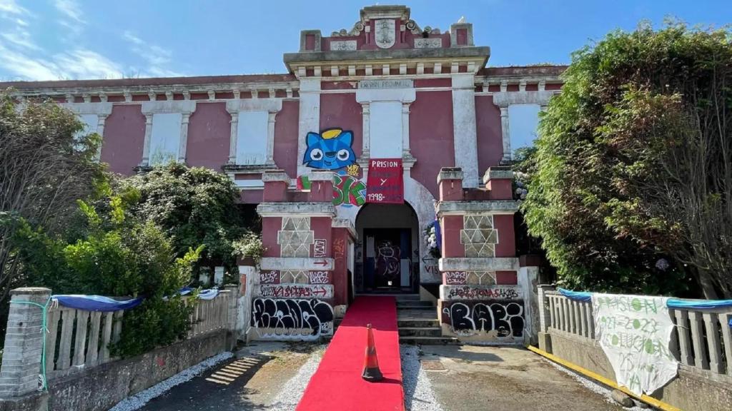 Estado actual de la entrada a la Prisión Provincial. https://www.elespanol.com/quincemil