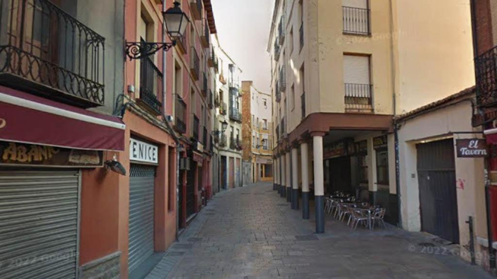 Calle Zapaterías en León, donde ha surgido el humo.