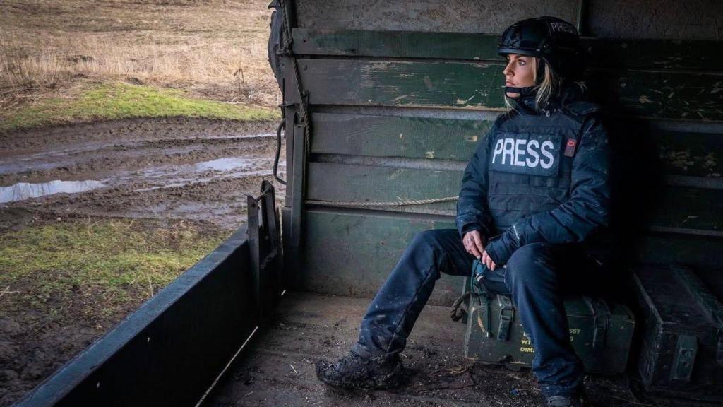La periodista Laura de Chiclana en una zona de guerra.