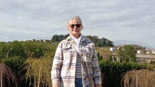 Mari, vecina de Palavea, en A Coruña, en un parque del barrio
