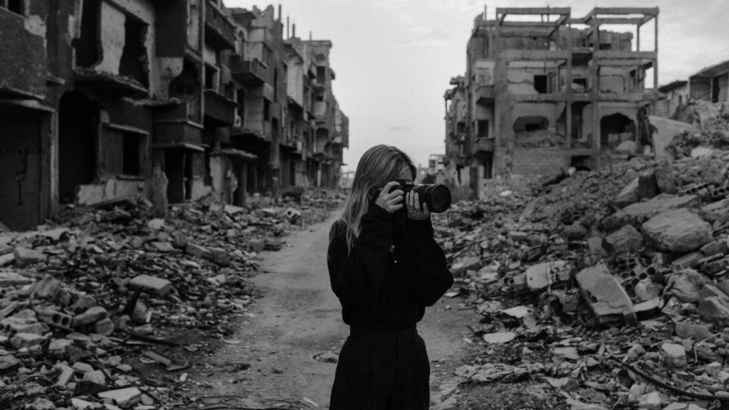 Laura de Chiclana, la reportera de guerra en un conflicto bélico.